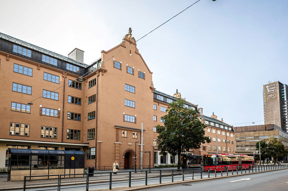 Metier-prosjektleder i arbeid på byggeplass ved Entras eiendomsprosjekt, med fokus på strukturert gjennomføring og bærekraftige løsninger.
