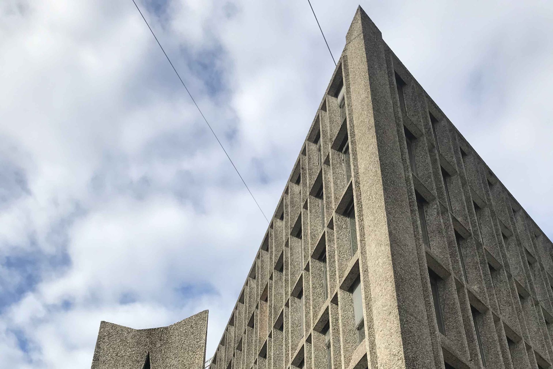 Trekanten-bygget på St. Olavs plass 5 i Oslo, rehabilitert med respekt for Erling Viksjøs arkitektur og åpnet opp for bylivet.