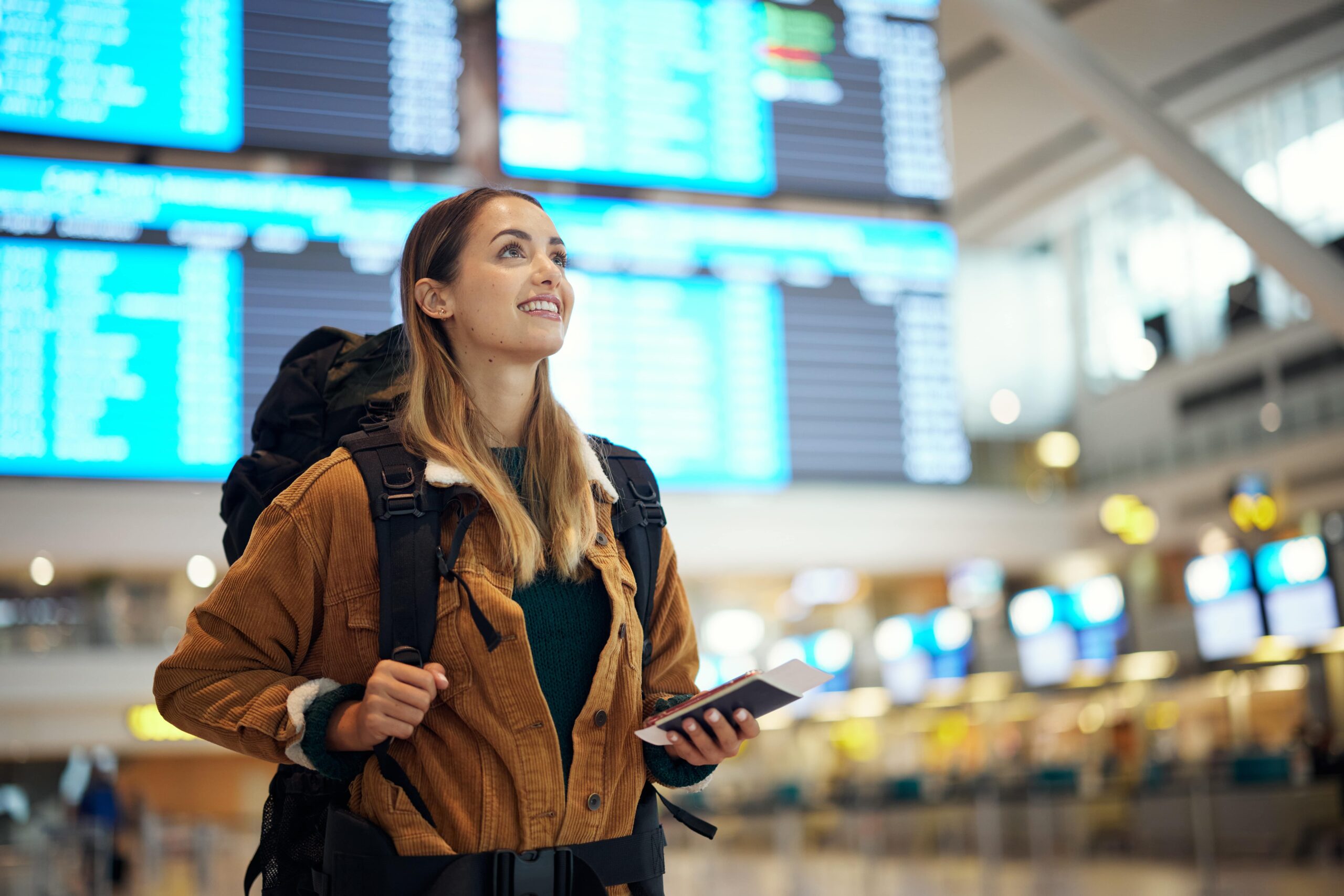 Europeer på reise med digital lommebok på mobiltelefon for sikker betaling over landegrenser