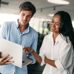 en dame og en mann som jobber sammen på et prosjekt