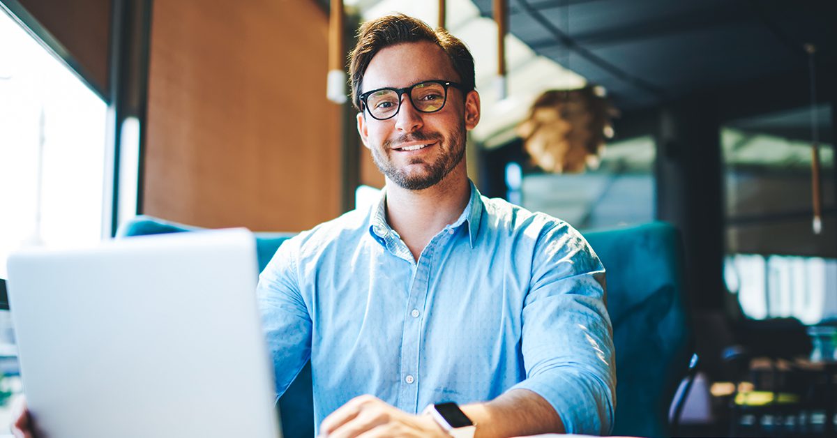 mann som jobber med prosjektledelse på pc