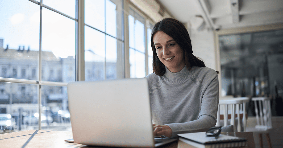 dame som tar prosjektlederkurs på nett
