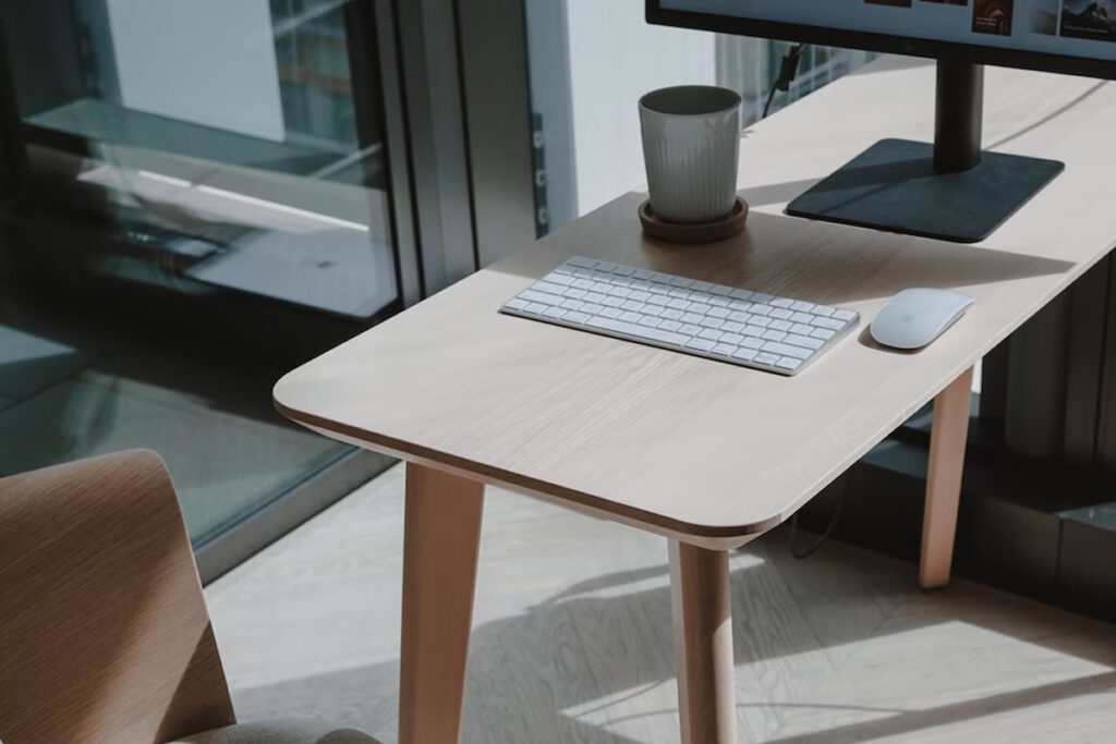 Arbeidsplass med pult og skjerm