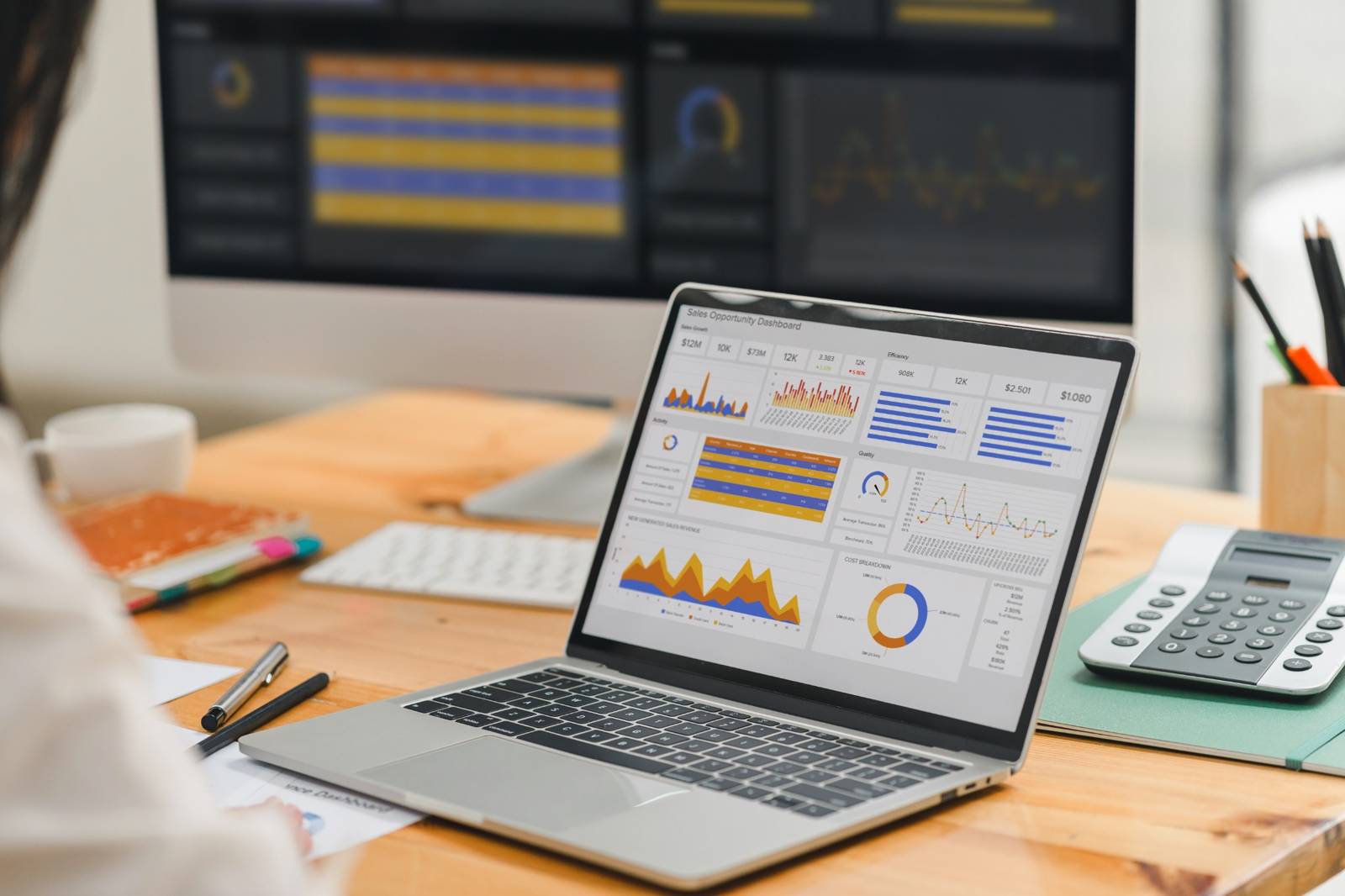 Power BI-dashboard som viser prosjektdata og nøkkeltall for styring av store sykehusprosjekter i Helse Sør-Øst.