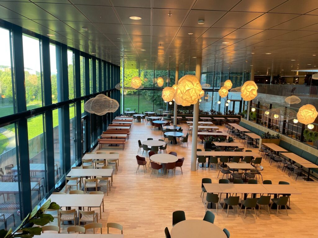 Den nye kantinen i bygget. Foto: Aashild Baasen.