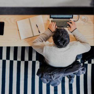 mann som jobber på PCen med et prosjekt og bruker AI