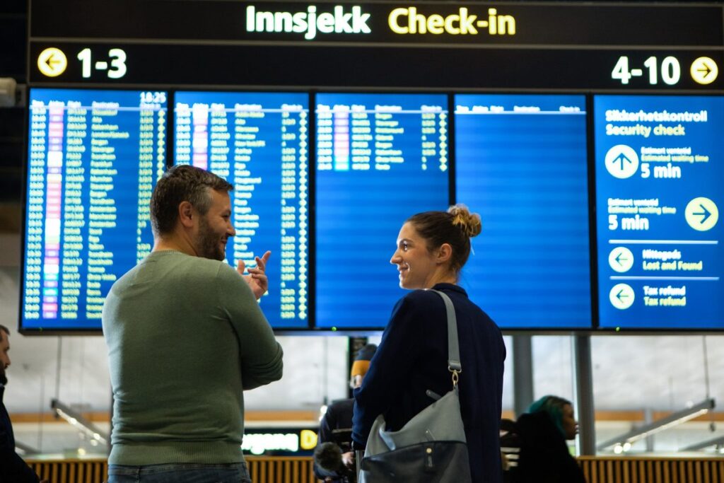 To reisende foran innsjekk på Gardermoen lufthavn.