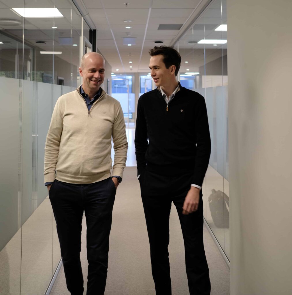 Magne Lilleland-Olsen og Torjus Midtgarden gående.