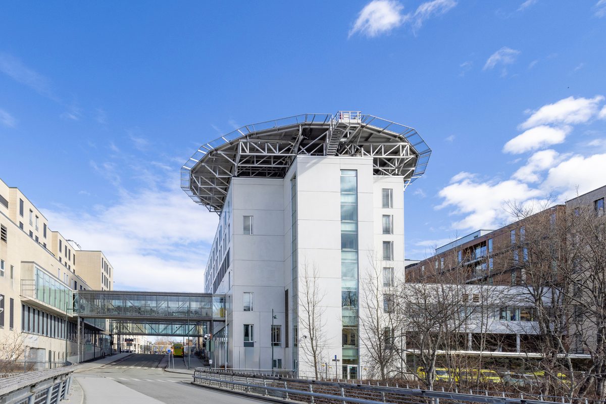 St. Olavs hospital på Øya i Trondheim, sett fra gateplan.